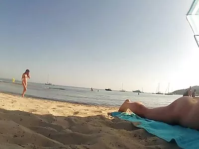 Latina blondă tatuată este lovită lenjerie sexi dama de un herghelie spânzurat