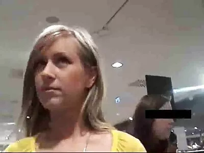 După divorț, hottie are o aventură lesbiană cu cea haine sexy dama mai sexy