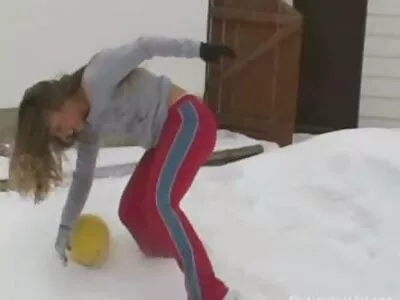 Inspectorul de alimente este plăcut surprins când un bucătar o chiloti dama sexy consideră de dorit.