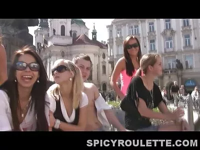 Latina poftioasă își lenjerie sexy ieftina seduce vecina și este bătută în cuie