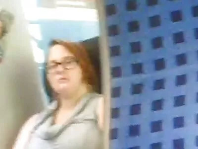 Micuța Moka Mora își întinde anusul strâns în mod portjartiere sexy corespunzător