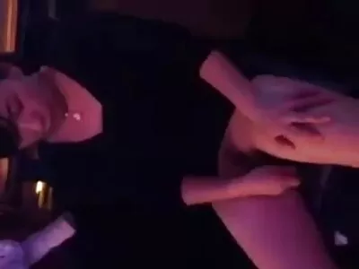 Hottie tatuată cu păr de chiloti sexi corb se dezlănțuie pe un penis mare