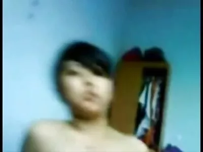 Un tip sexy lenjeri matur se lovește pe canapea tânăra iubită și mama ei vitregă curvă