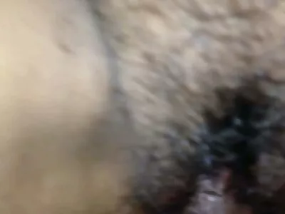 Puiul de ghimbir cu păr mature feet sex scurt se bucură de gustul acelui ciocănitor