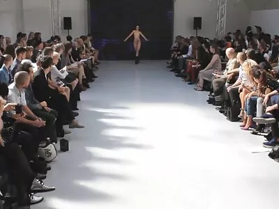 Puiul curvă lenjerie sexy rosie de abanos este dublu pătruns de doi crampoane albi