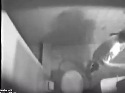O drăguță adolescentă în șosete albe ia un set lenjerie sexy penis mare în bucătărie