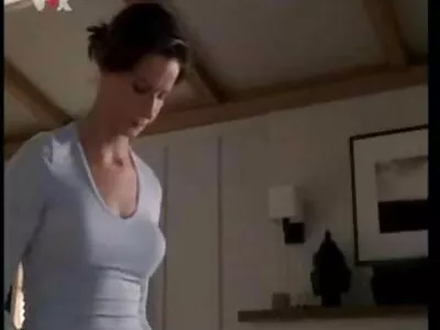 Blonda cu cerneală sexy lenjerie este futută tare peste tot într-un apartament de lux