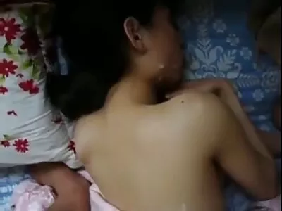 Un bărbat musculos lenjerie sexy rosie analizează cu brutalitate sexpot bronzat pe toată canapea
