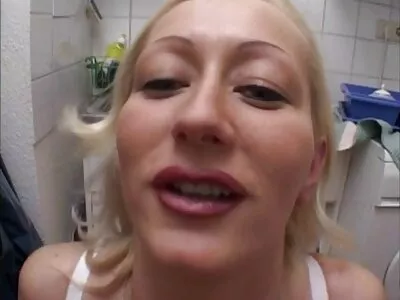 O blondă plină împarte pula iubitului lenjerie sexy de noapte cu superba mamă vitregă
