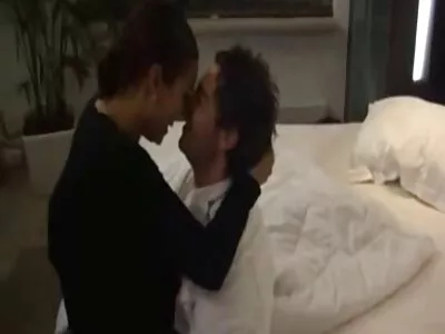 Grădinarul o păcălește pe MILF să o tragă în casa angajatorului chilot sexy
