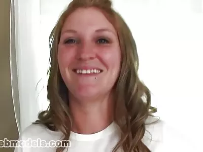 Fata blondă practică sex lesbian în aer liber întinsă pe o pătură lenjerie sexy ieftina roz
