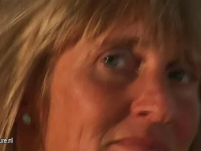 O tânără mică lejerie sexi pe nume Tamara seduce un fotograf în această scenă