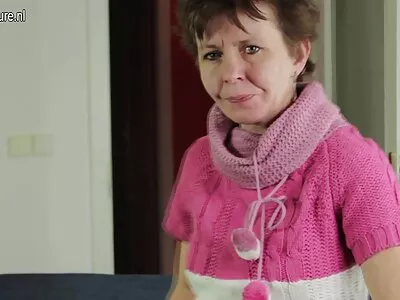 Băutura blândă a păsăricii de către fratele vitreg o face fericită pe femeia plină de french mature sex aburi
