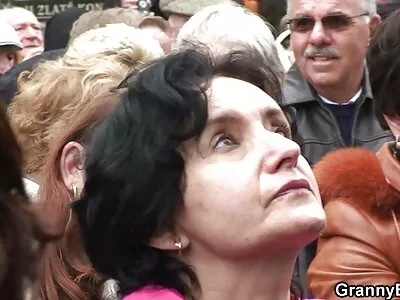 Model slăbănog cu corp tatuat sex cu matura călărind o pula potrivită