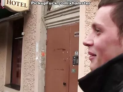 Adolescentul blond dulce  îl cunoaște mult mai aproape pe colonel
