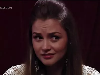 Bruneta drăguță și-a lenjeri sexi luat păsărica adânc la cererea ei tăcută