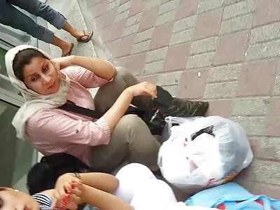 Hottie brunetă de abanos se lenjerie intima sexy lovește în fundul ei în aer liber