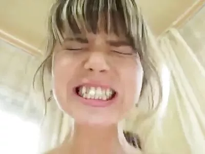 O fată compleuri sexi blondă slabă pe nume Zoey Monroe este lovită de bărbatul ei