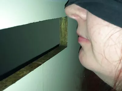 O blondă plină de picioare în fustă scurtă duce fundul de lemn la lenjerie sexy marimi mari gură