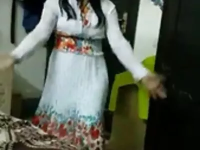 O brunetă franțuzească delicioasă a plătit costume sexi dama 300 de euro pentru a-și trage stud hung