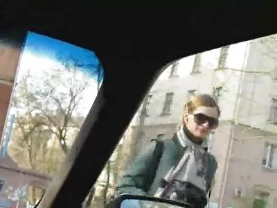Curva asiatică poate avea halat sexy grijă de doi bărbați în același timp