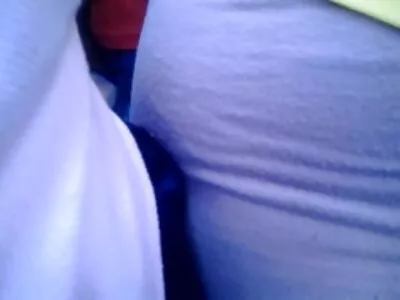 Fata lenjerii sexi dama ieftine își bagă un vibrator de sticlă gras în fundul ei strâns.