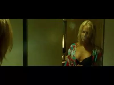 Sexpot jucăuș lustruiește xxx negrese mature bățul prietenului în stil POV
