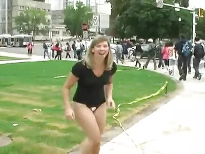 Un cuplu mature sexi hot artistic se îmbracă pentru o sesiune de dracu elegantă