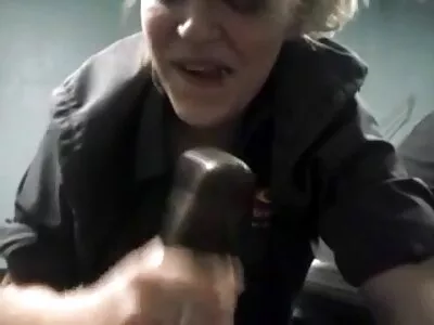 Vulpea cu părul roșu este pe mature mom sexi spate, cu picioarele desfăcute larg depărtate