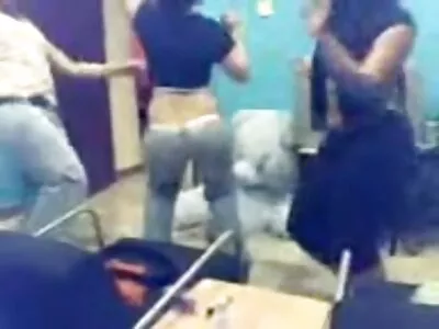 Agentul dă cu degetele păsărica noului venit, în timp ce  ea face căluș pe penisul tare