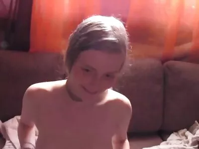 Frumoasa adorabila dominata lenjerie femei sexi pe canapea de noul ei iubit