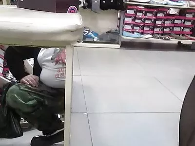 Micuță blondă călare pe pula mare a bărbatului ei halat sexi