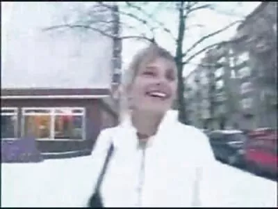 Bruneta plină lenjerie dama sexy de boală continuă să-și tachineze găurile pentru plăcerea unui bărbat