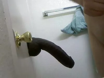 Puița blondă este în genunchi cu un stâlp mare în gură lenjerii sexy dama