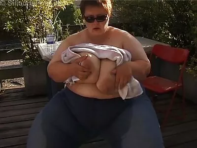 Puiul sexy ia un cocoș în păsărică suculentă camasa de noapte sexi lângă fântâna într-un parc public