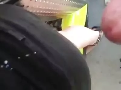 Fata nu-i acordă atenție fetiței care se alătură portjartiere sexy jocurilor ei lesbiene
