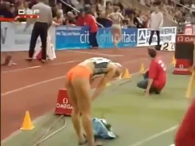 Tata și fiul împart o  tipă murdară tatuată