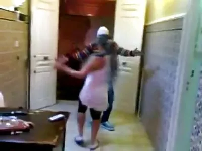 Bruneta subțire și blonda drăguță au sex nebunesc  cu chel