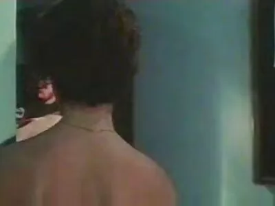 Proprietarul de bar verifică potențialul sexual al unei pui drăguțe cu pielea palidă lenjerii sexi