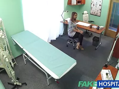 Minuna care se lenjerie sexi femei sufocă pentru prima dată la un cocos în timpul interviului