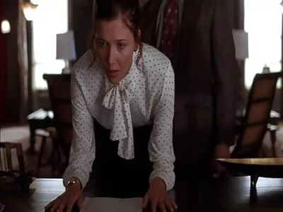 Negrul lenjerie sexi dama și amanta curbată împletesc trupuri goale în pat