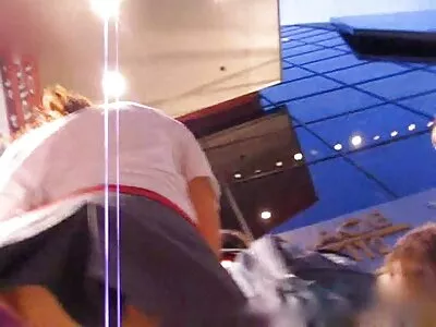GF-urile au luat instantaneu un bărbat halate sexi mascat înăuntru și au început un grup în trei
