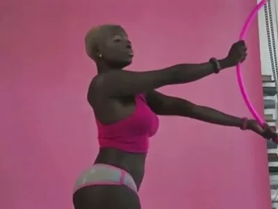 Cutie și iubita demonstrează jartiere sexy cu bucurie cum se găsesc reciproc