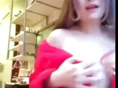 Tânăra dragă este mai mult decât dispusă să furou sexi coboare în genunchi și să-l sufle