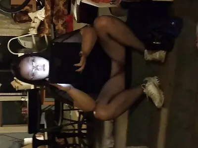 Dungeon Master o pedepsește pe o adolescentă pentru lenjerie sexy online că nu își face treburile