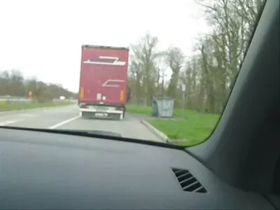 Fata și-a luat prietenul acasă pentru a fi pătrunsă pe lenjerie sexy alba canapea