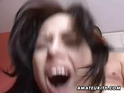 O femeie brunetă lenjerie intima dama sexy întâlnește și lovește un străin
