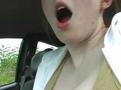 Femeia folosește cunoștințele în tratul lesbiene în practică halat sexy cu GF