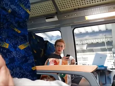 Tânăra iubită are păsărică marcată de la spate pe lenjerie sexy ieftina cearșafuri albe