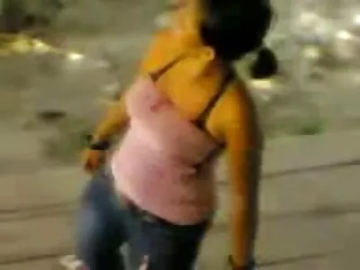 Micuță tânără, cu dresuri sexi un fund gros, călărind bățul bărbatului ei